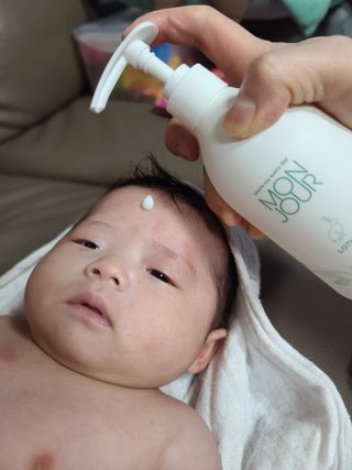 토박스코리아 몽쥬르 유아 로션 300ml — 5점을 준 리뷰어가 2021년 4월 올린 사용 사진