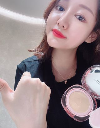 프리[한국화장품] 산심 명휘 글로우 쿠션 (1호 화사한 색 ) — 5점을 준 리뷰어가 2024년 9월 올린 사용 사진