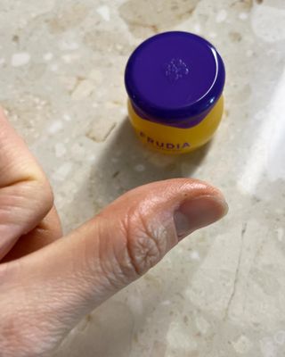 틱톡 [후르디아] 튼입술해결템 올리브영 블루베리 하이드레이팅 허니 립밤 — 5점을 준 리뷰어가 2024년 3월 올린 사용 사진
