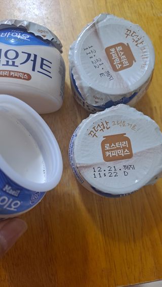 매일바이오 그릭요거트 오리지널 플레인 4개, 로스터리 커피믹스 4개 — 5점을 준 리뷰어가 2021년 12월 올린 사용 사진