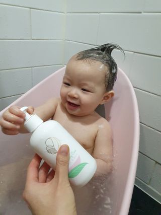 mom e 맘이 내추럴 베이비 케어 샴푸앤바스+로션 — 4점을 준 리뷰어가 2021년 1월 올린 사용 사진