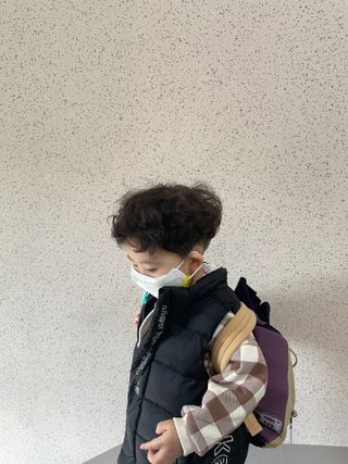 위케어 KF94 마스크 숨쉬기편한 귀안아픈마스크 국산원부자재 사용 식약처 승인 마스크 — 5점을 준 리뷰어가 2021년 4월 올린 사용 사진