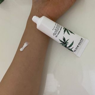 버텍스넘버원 버텍스 넘버원 햄프씨드오일 핸드밤, 바디크림 — 5점을 준 리뷰어가 2022년 3월 올린 사용 사진