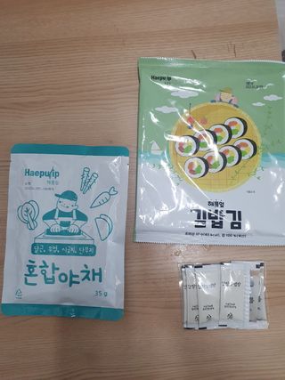 해풀잎 누구나 김밥*1ea [(혼합야채 35g *1ea,  김밥김 (5g, 5ea),  양념간장 (6g, 5ea), 참기름(5g, 2ea)] — 4점을 준 리뷰어가 2022년 7월 올린 사용 사진