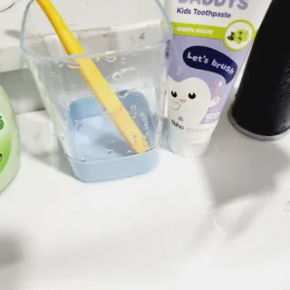닥터데디스 안심저불소 키즈치약 (라즈베리, 청포도향 중 택 1) 60g +  여행용 미니 치약 15g — 5점을 준 리뷰어가 2022년 11월 올린 사용 사진