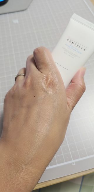 [스킨1004] 마다가스카르 센텔라 히알루-시카 워터핏 선세럼 50ml — 5점을 준 리뷰어가 2024년 5월 올린 사용 사진