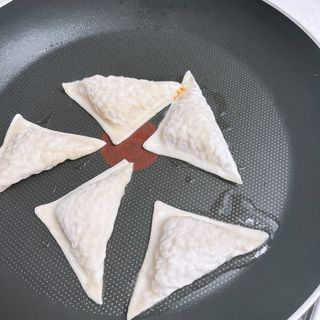 (주)성경순만두 곤약만두.콘치즈만두,삼각당면만두,당면 야끼만두,대구전통 납작만두,떡뽁이 매콤소스,달콤소스 — 5점을 준 리뷰어가 2023년 4월 올린 사용 사진