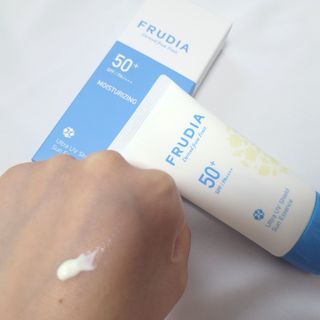 틱톡 [후르디아] 백탁NO! 화잘먹 수분광 선 에센스✨ — 4점을 준 리뷰어가 2023년 6월 올린 사용 사진
