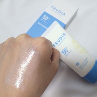 틱톡 [후르디아] 백탁NO! 화잘먹 수분광 선 에센스✨ — 4점을 준 리뷰어가 2023년 6월 올린 사용 사진