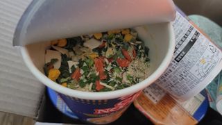 NISSIN 닛신 컵누들  4종 - 씨푸드오리지날, 씨푸드 스파이시, 씨푸드 커리, 씨푸드 XO소스 — 4점을 준 리뷰어가 2022년 4월 올린 사용 사진