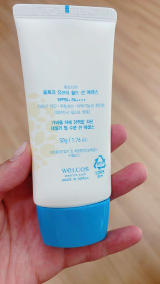 틱톡 [후르디아] 백탁NO! 화잘먹 수분광 선 에센스✨ — 5점을 준 리뷰어가 2023년 5월 올린 사용 사진