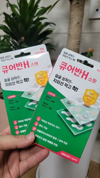 [큐어반H 스팟] 자외선 99프로 차단되는 스틱타입 스팟밴드(1팩 / 66매입) — 5점을 준 리뷰어가 2022년 11월 올린 사용 사진