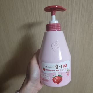 [과일나라] 피부가 마시는 딸기우유 바디클렌저&바디로션 — 5점을 준 리뷰어가 2022년 10월 올린 사용 사진