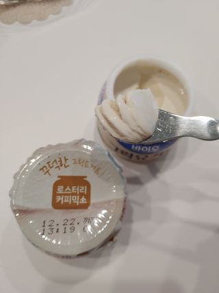 매일바이오 그릭요거트 오리지널 플레인 4개, 로스터리 커피믹스 4개 — 2.5점을 준 리뷰어가 2021년 12월 올린 사용 사진