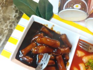 유비쿡 컵떡볶이 매운컵떡볶이2개/ 짜장컵떡볶이 2개  총 4개세트 — 5점을 준 리뷰어가 2021년 3월 올린 사용 사진