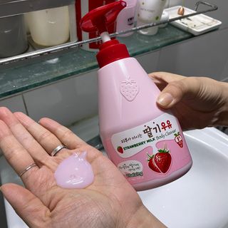 [과일나라] 피부가 마시는 딸기우유 바디클렌저&바디로션 — 4점을 준 리뷰어가 2022년 2월 올린 사용 사진