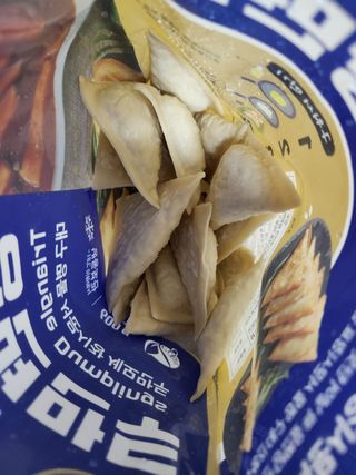 (주)성경순만두 곤약만두.콘치즈만두,삼각당면만두,당면 야끼만두,대구전통 납작만두,떡뽁이 매콤소스,달콤소스 — 5점을 준 리뷰어가 2023년 4월 올린 사용 사진