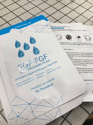 Dr.느루벗 느루벗 EGF FGF 스킨 리커버리 마스크 10장 — 5점을 준 리뷰어가 2021년 5월 올린 사용 사진
