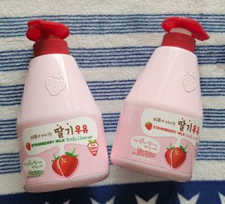 [과일나라] 피부가 마시는 딸기우유 바디클렌저&바디로션 — 5점을 준 리뷰어가 2022년 10월 올린 사용 사진