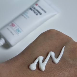 리더스코스메틱 리더스 카밍 바이오틱스 선 에센스 SPF 50+ PA++++ — 5점을 준 리뷰어가 2022년 5월 올린 사용 사진