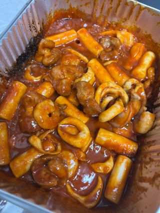 화끈한녀석들 새오똥400g 새우,오징어,똥집 볶음요리 소스,밀떡, 참기름 포함 — 5점을 준 리뷰어가 2022년 11월 올린 사용 사진