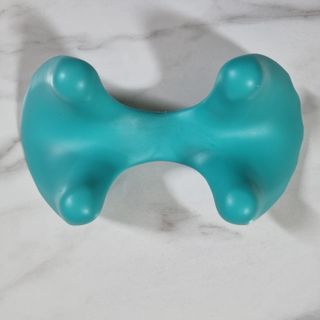 힐니스북 [힐마이넥]   거북목 통증완화를 위한 휴대용 목 안마기 — 3점을 준 리뷰어가 2022년 12월 올린 사용 사진