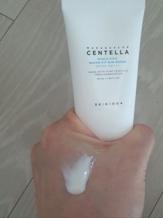 [스킨1004] 마다가스카르 센텔라 히알루-시카 워터핏 선세럼 50ml — 5점을 준 리뷰어가 2024년 5월 올린 사용 사진