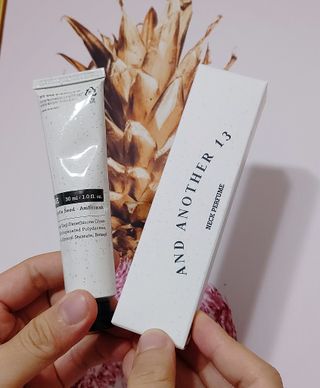 멈칫(MUMCHIT) 넥퍼퓸 NECKPERFUME 2가지 향 — 4.5점을 준 리뷰어가 2021년 11월 올린 사용 사진
