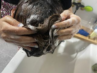 프리마인 더이상 뻣뻣하고 효과없는 탈모샴푸는 NO. 근본부터 케어하는 셀베이스 그린티샴푸(500ml) — 5점을 준 리뷰어가 2023년 3월 올린 사용 사진