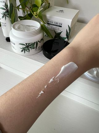 버텍스넘버원 버텍스 넘버원 햄프씨드오일 핸드밤, 바디크림 — 5점을 준 리뷰어가 2022년 3월 올린 사용 사진