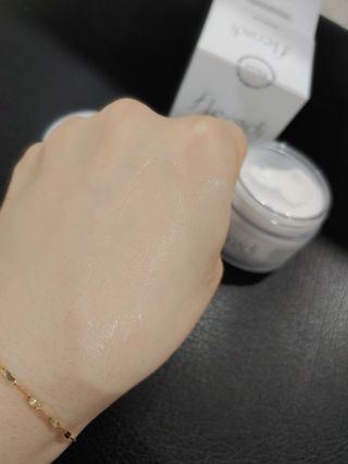플레라디 에델바이스 인리치드 머랭 크림 — 4.5점을 준 리뷰어가 2021년 4월 올린 사용 사진