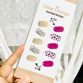 [네일가게] 햇빛에 닿으면 색이 변하는 신기한 햇살 반전 네일스티커 — 5점을 준 리뷰어가 2021년 8월 올린 사용 사진