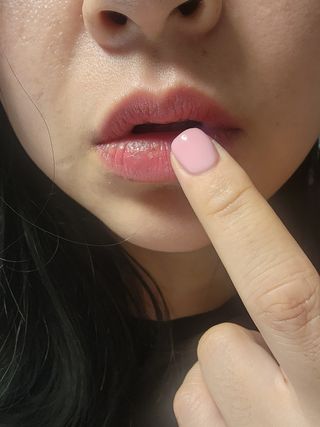 틱톡 [후르디아] 튼입술해결템 올리브영 블루베리 하이드레이팅 허니 립밤 — 5점을 준 리뷰어가 2024년 3월 올린 사용 사진
