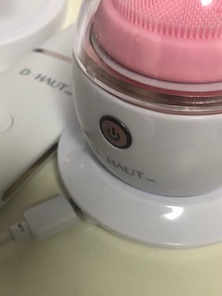디하우트 랩 디하우트랩 클렌징 피부관리기 진동클렌저 실리콘+2종 인조모 브러시 — 5점을 준 리뷰어가 2021년 12월 올린 사용 사진