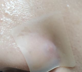 [큐어반H 커팅] 간편하게 떼서 쓰는 자외선차단 습윤밴드 (1팩/30매입) — 5점을 준 리뷰어가 2022년 12월 올린 사용 사진
