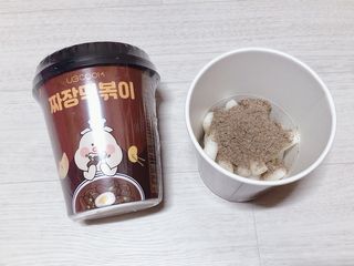 유비쿡 컵떡볶이 매운컵떡볶이2개/ 짜장컵떡볶이 2개  총 4개세트 — 4.5점을 준 리뷰어가 2021년 3월 올린 사용 사진