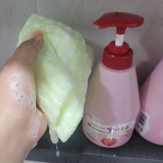 [과일나라] 피부가 마시는 딸기우유 바디클렌저&바디로션 — 5점을 준 리뷰어가 2022년 10월 올린 사용 사진