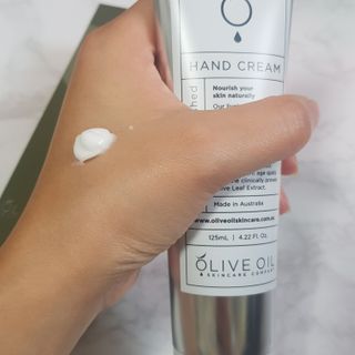 올리브 오일 스킨케어 컴퍼니 [OOSC] 보송보송한 내추럴리 너리시드 핸드크림 125ml — 5점을 준 리뷰어가 2021년 4월 올린 사용 사진