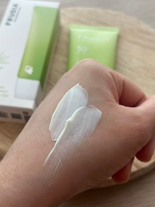 [후르디아] 겉보속촉 피지 컨트롤 청포도 선젤 — 5점을 준 리뷰어가 2023년 4월 올린 사용 사진