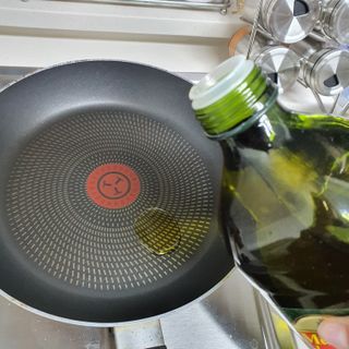 마에스트로 엑스트라버진 올리브 유 마에스트로 엑스트라버진 스페인 올리브유 — 5점을 준 리뷰어가 2022년 3월 올린 사용 사진