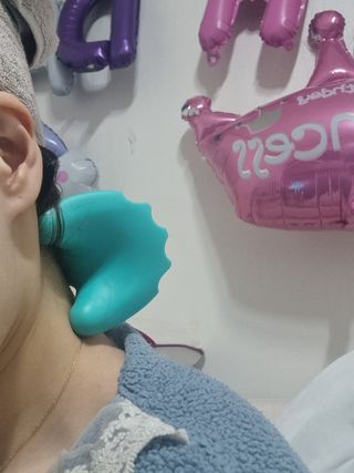 힐니스북 [힐마이넥]   거북목 통증완화를 위한 휴대용 목 안마기 — 5점을 준 리뷰어가 2022년 12월 올린 사용 사진