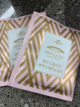 (주)쟈뎅 쟈뎅 클래스 핸드 드립 커피 10P 2종_디카페인 1종+랜덤 플레이버 1종 — 5점을 준 리뷰어가 2021년 4월 올린 사용 사진