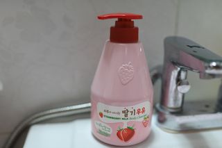 [과일나라] 피부가 마시는 딸기우유 바디클렌저&바디로션 — 4.5점을 준 리뷰어가 2022년 10월 올린 사용 사진