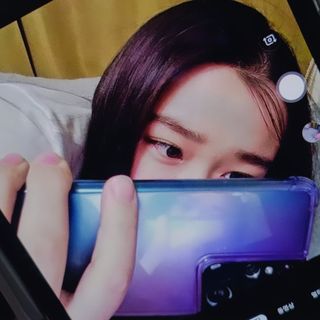 뮤즈캔 갤럭시S21 시리즈 그라데이션 탱크방탄 케이스 — 5점을 준 리뷰어가 2021년 2월 올린 사용 사진