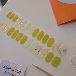 [네일가게] 햇빛에 닿으면 색이 변하는 신기한 햇살 반전 네일스티커_B — 4점을 준 리뷰어가 2021년 8월 올린 사용 사진