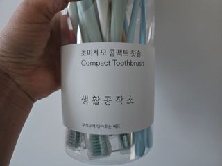생활공작소 [네이버구매평] 미세모 콤팩트 칫솔 부드러운칫솔 치과칫솔 교정용 24개 — 5점을 준 리뷰어가 2025년 5월 올린 사용 사진