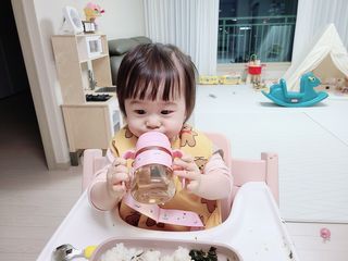 유비맘 젖병 빨대컵 다용도 홀더 1+1 _ 컬러 랜덤 발송 — 5점을 준 리뷰어가 2021년 1월 올린 사용 사진
