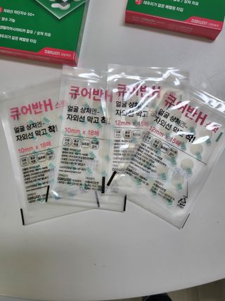 [큐어반H 스팟] 자외선 99프로 차단되는 스틱타입 스팟밴드(1팩 / 66매입) — 5점을 준 리뷰어가 2022년 12월 올린 사용 사진