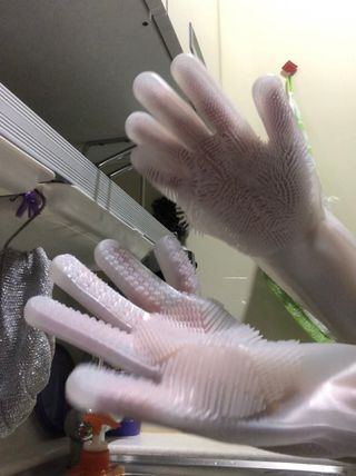 나무드 [매직싹싹] 고급형 친환경 실리콘 수세미 미끄럼방지 고무장갑 투명 1개 + 블랙 1개 캠핑용 야외 설거지 — 4.5점을 준 리뷰어가 2021년 9월 올린 사용 사진