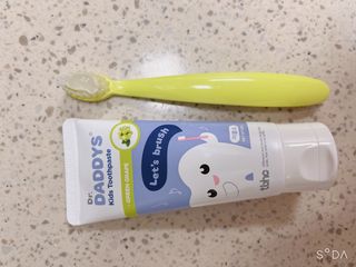 닥터데디스 안심저불소 키즈치약 (라즈베리, 청포도향 중 택 1) 60g +  여행용 미니 치약 15g — 4.5점을 준 리뷰어가 2022년 7월 올린 사용 사진